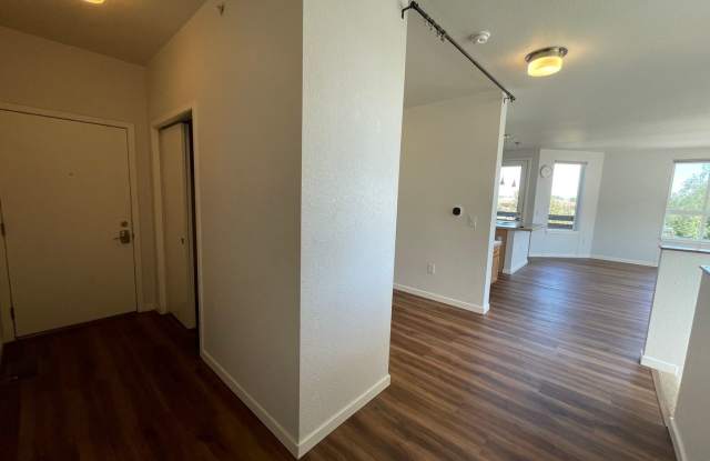 Beautiful and Bright 2B/2.5B off 28th and Colorado! Gallery 3