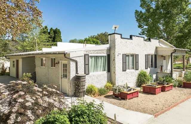 Adorable Three-bedroom home! Centrally Located Gallery 4