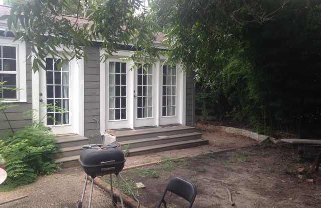 UT PRE-LEASE: North Campus 5 bed/ 2 bath, Wood Floors, W/D, Walk to UT Gallery 3