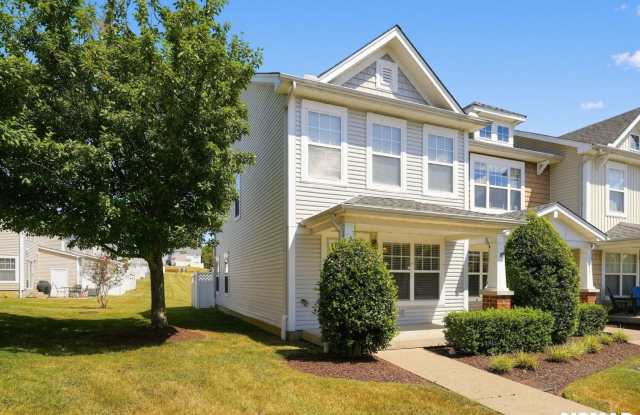 Freshly Renovated 2BR/2.5BA Townhome in Nashville Gallery 3