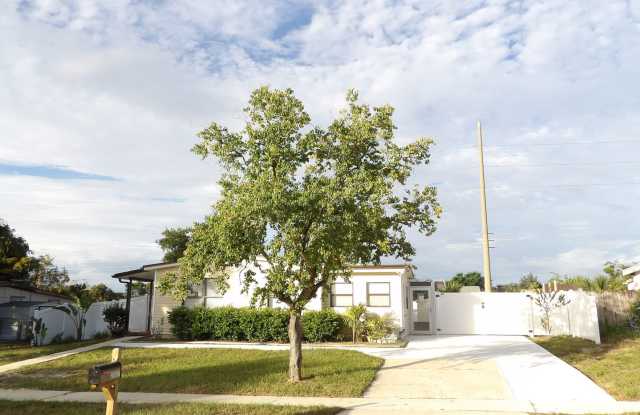 Cute 2 Bedroom 1 Bath with huge Screen Porch - 2337 Greenwood Street, Deltona, FL 32738