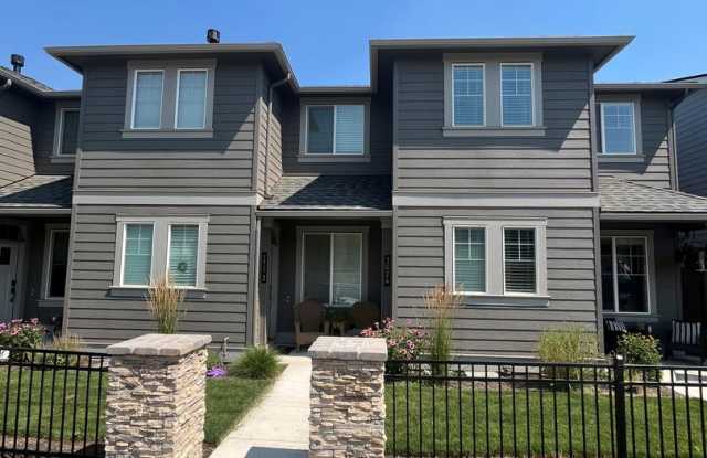 Beautiful 3 Bed/2.5 Bath Townhome - Community Pool and Fitness Center! photos photos