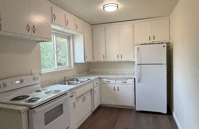 Available NOW! Adorable updated house in North Chico - 2345 North Avenue, Chico, CA 95926