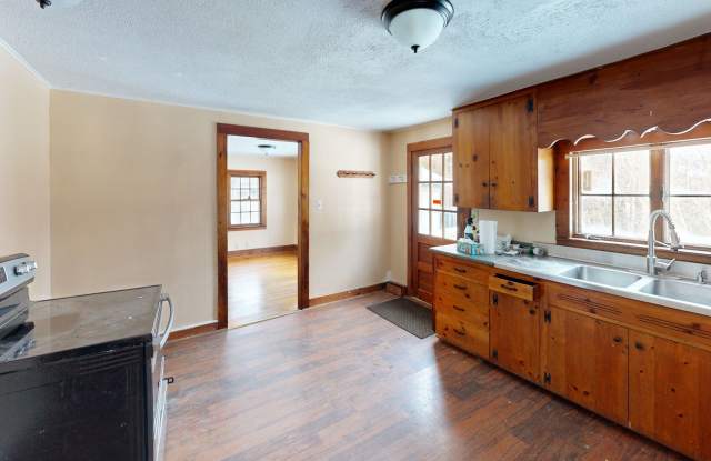 Cozy Two Story Home with Two Bathrooms Gallery 3