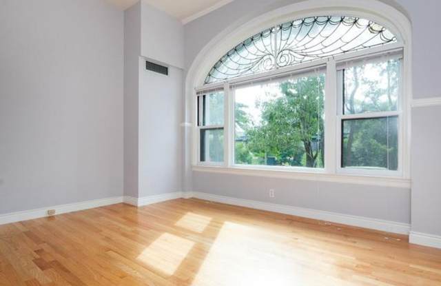 Two Bedroom Back Bay Apartment with In-Unit Laundry Gallery 3
