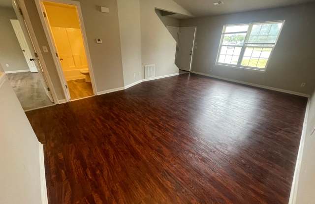 3 Bedroom Duplex! Gallery 4