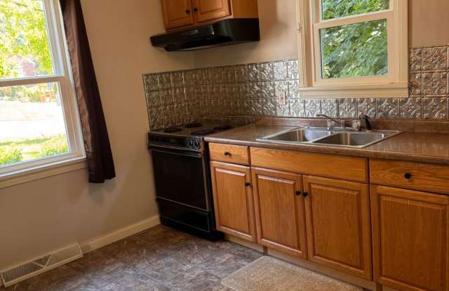3 Bedroom || 1 Bathroom Single Family Home Gallery 3