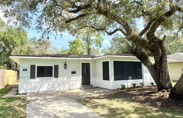 Incredible 5/2 Home in Lake Jackson! Lots of Updates ! photos photos