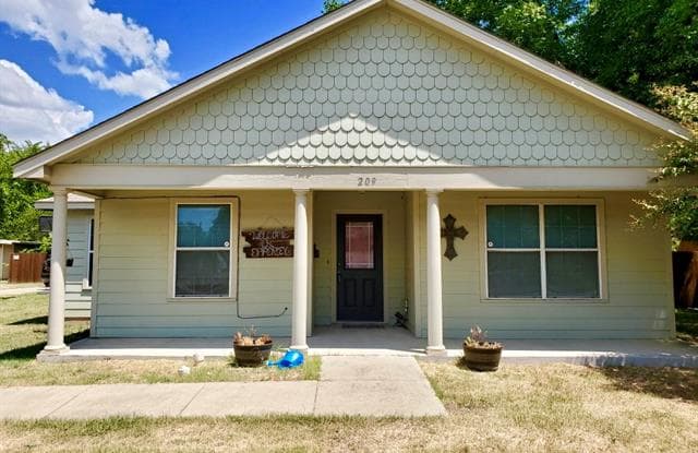 209 E Ross Street - 209 East Ross Street, Waxahachie, TX 75165