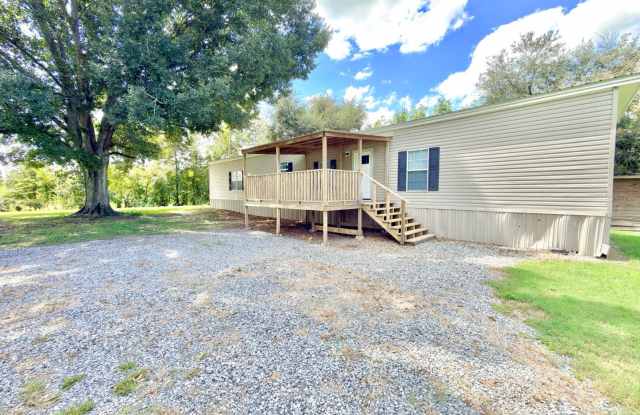 Spacious 3 Bedroom Mobile Home with Lawn Care Included Gallery 3