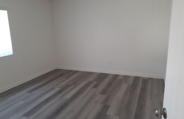 2 bedroom 1  bath for rent in Newport Beach Gallery 3