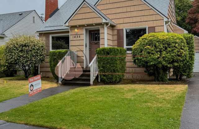 Spacious NE Salem Character Home | Pet Friendly | Central Heat photos photos