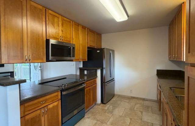 4 BDRM/3BATH Partially Furnished Gallery 3