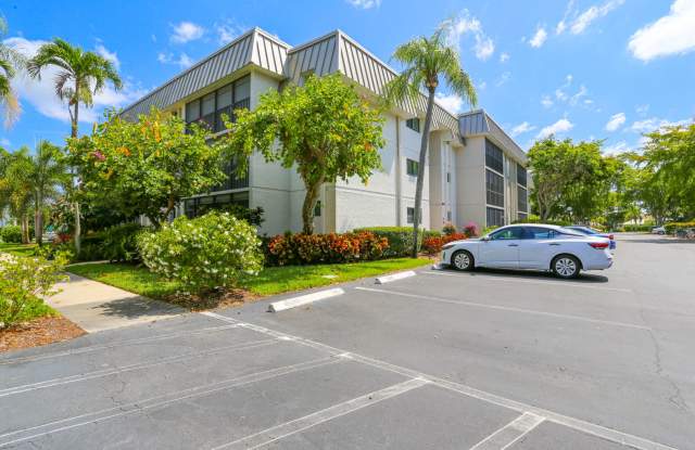 ***HIDDEN LAKE AT PARK SHORE***2/2 OFF-SEASONAL RENTAL***WITH PARK SHORE BEACH PASS!!!!*** - 788 Park Shore Drive, Naples, FL 34103