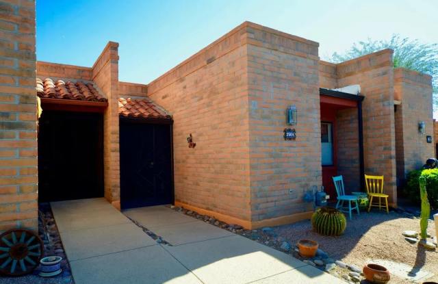 2509 S Calle Del Dante - 2509 South Calle del Dante, Green Valley, AZ 85622