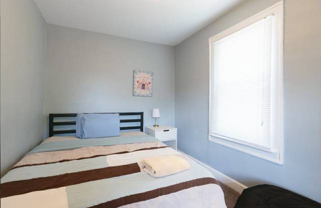 911 E 49th St photos photos