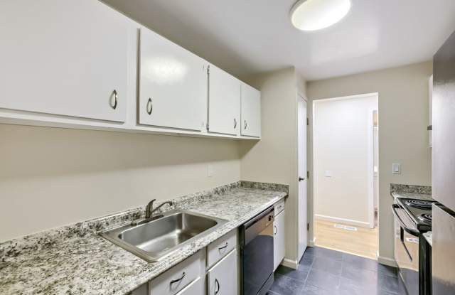 Ground Floor 1bed/1bath Apartment in Convenient Juanita Location! Gallery 3