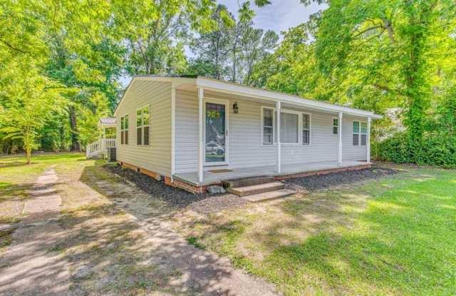 Charming 3BR House in Whiteville Gallery 3
