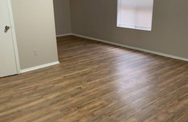 *HUD ACCEPTED* 2/1 Downstairs Fourplex with Water Included Gallery 3
