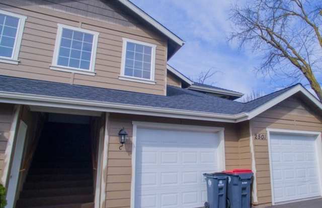 Cute, clean 2 bedroom upstairs apartment with balcony. photos photos