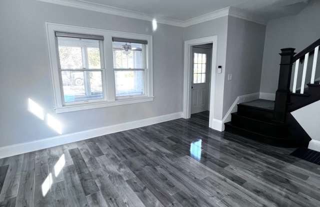 AVAILABLE September 7th - 3 bed 1 Bath Home! Gallery 3