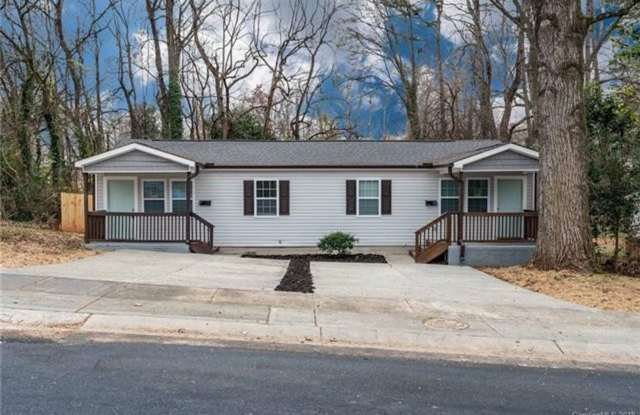 Beautiful 2 bedroom Duplex in Lincoln Heights - 2215 Kennesaw Drive, Charlotte, NC 28216