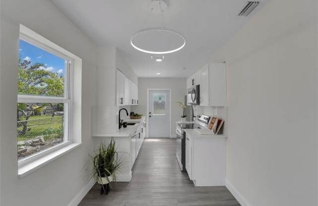 1532 NW 1st Ave photos photos