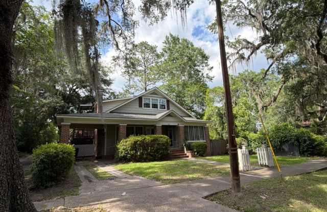 Beautiful downtown quad. 1 and 2 bed units available now. Pets allowed. photos photos