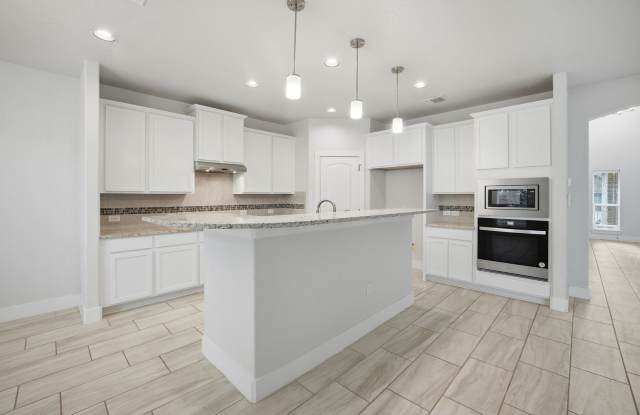Stunning 4BED/3BATH House for Lease! AVAILABLE NOW! Gallery 3