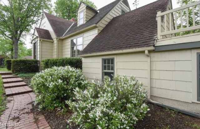5621 NE Doniphan Ln Gallery 3