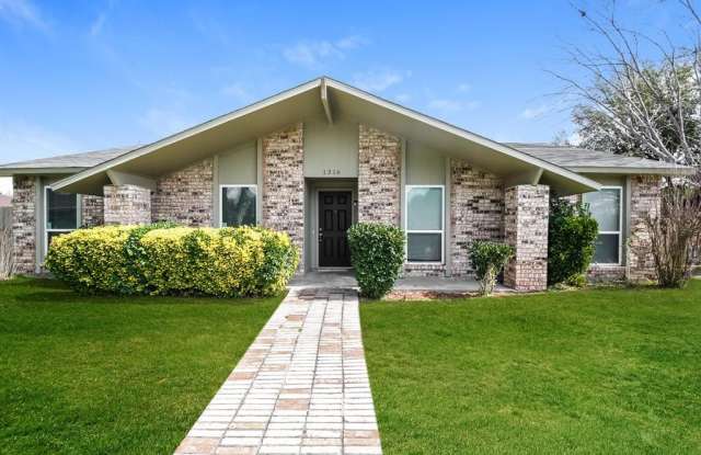 1316 Royal Oak Drive - 1316 Royal Oak Drive, DeSoto, TX 75115