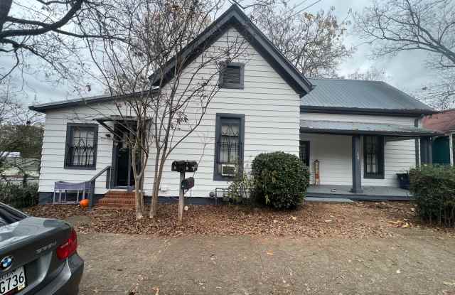 Spacious 1 Bedroom in Tri-plex House on Boulevard Gallery 3