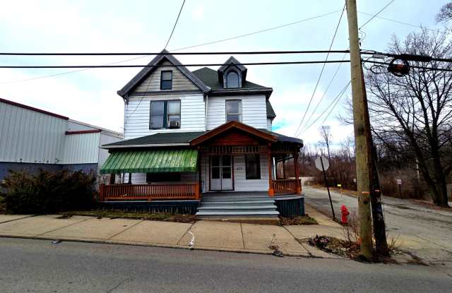 4 Bedroom House convenient to nearby Hospitals and Colleges - 433 West Otterman Street, Greensburg, PA 15601