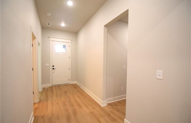3806 SW Pinecrest Drive Gallery 2