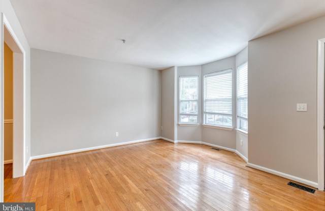 Spacious 3bd 2.5bth home tucked away in the sought-after Seven Oaks community Gallery 4
