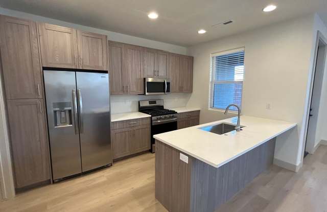 3 Bed, 2.5 Bath, 2 Car Garage For Rent! Gallery 3