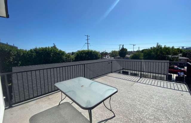 4BD/2BA w/ Rooftop Deck! Gallery 1