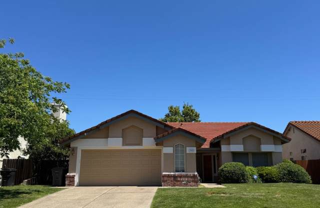 Charming Roseville home with LVP flooring! photos photos