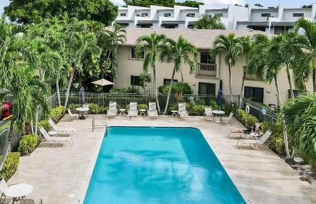 2907 NE 8th Ter photos photos