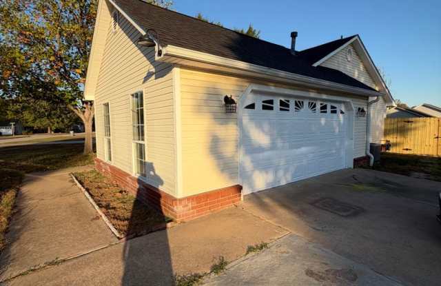 3 Bed 2 Bath House with 2 Car Garage.  Gas Heat & Hot Water. Gallery 3