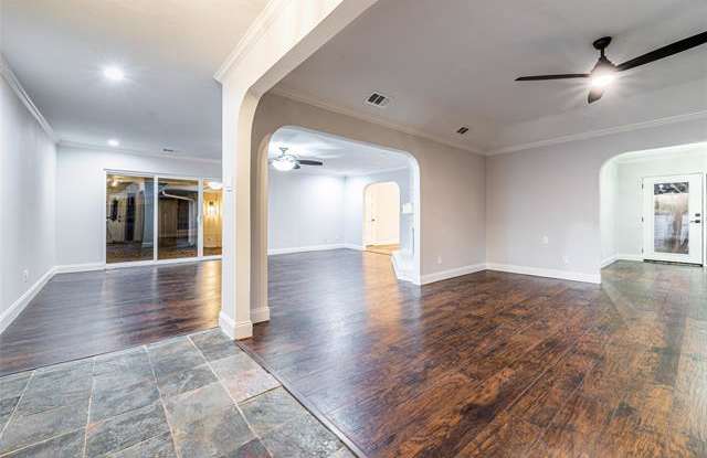 6161 Glennox Lane Gallery 4