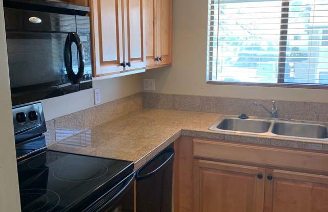 $1,550 2 BED/2 BATH Village at University Heights Gallery 3