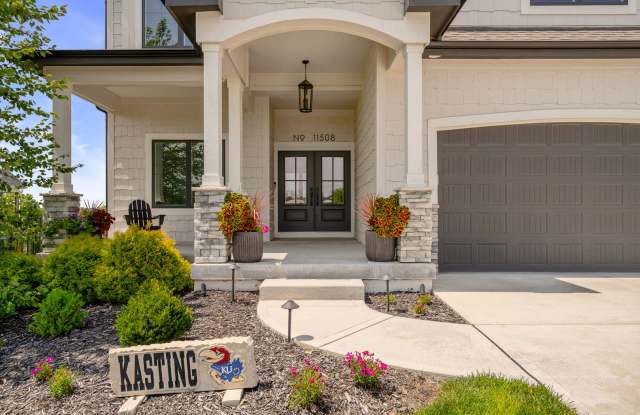 {11508} Stunning Two Story in Cedar Creek Available Immediately! Gallery 4