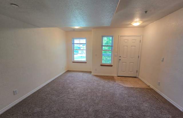Covered parking✔ covered private deck✔ Dakota Ridge 2 Bedroom 2.5 Bath Condo  *$1000 Deposit* Gallery 4