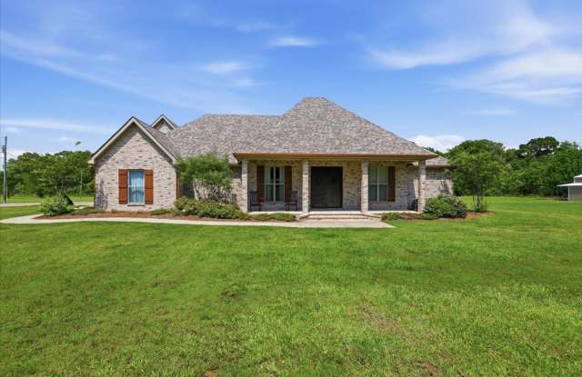 Fully Furnished Luxury Executive Estate on 4.3 Acres in Brandon – Private, Custom Home with Premium Features Gallery 3