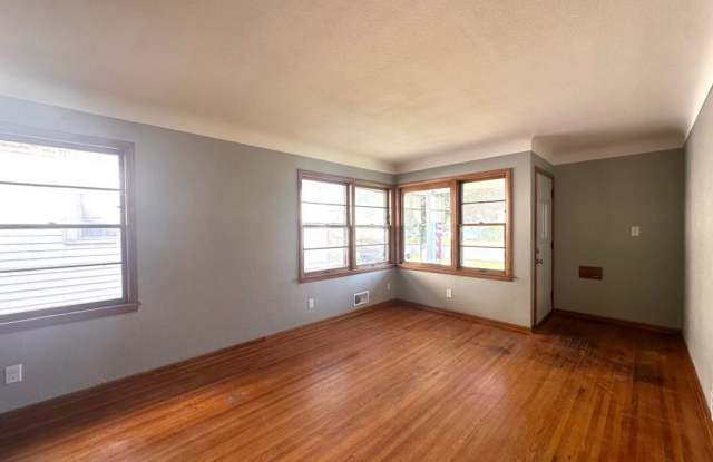 Beautiful 3 bedroom house in St. Paul! - 1200 Minnehaha Avenue East, St. Paul, MN 55106