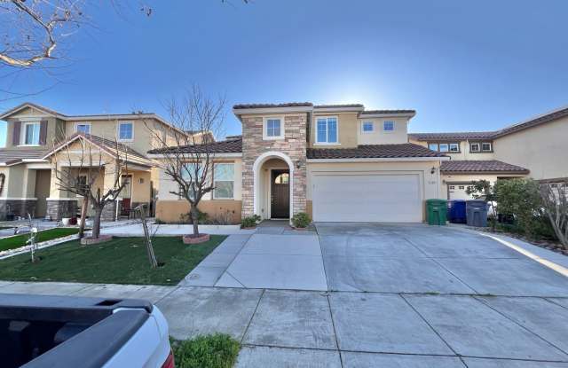 Beautiful 5bed 3 1/2 bath with SOLAR! Great location! photos photos