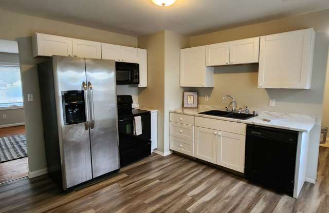 Great Location! Check out this 3 Bedroom, 1 Full Bathroom, Brick Ranch. This home boasts a detached 2 car garage on a Cul de Sac with a large lot! - 6205 Meter Court, Jefferson County, KY 40291