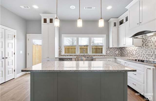 Downtown Bentonville Living - 404 Northwest Retreat Lane, Bentonville, AR 72712