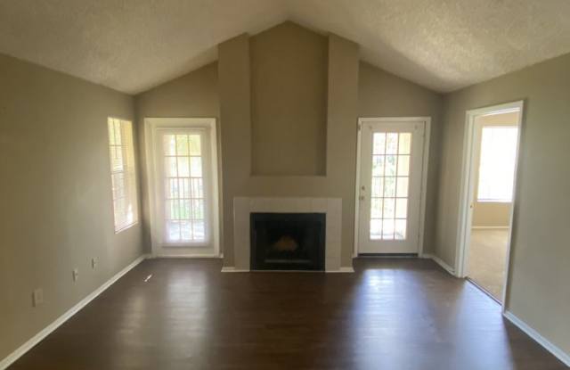 2 BED 2 BATH MOVE IN NOW!!  TOP FLOOR $1,400 per month Gallery 1